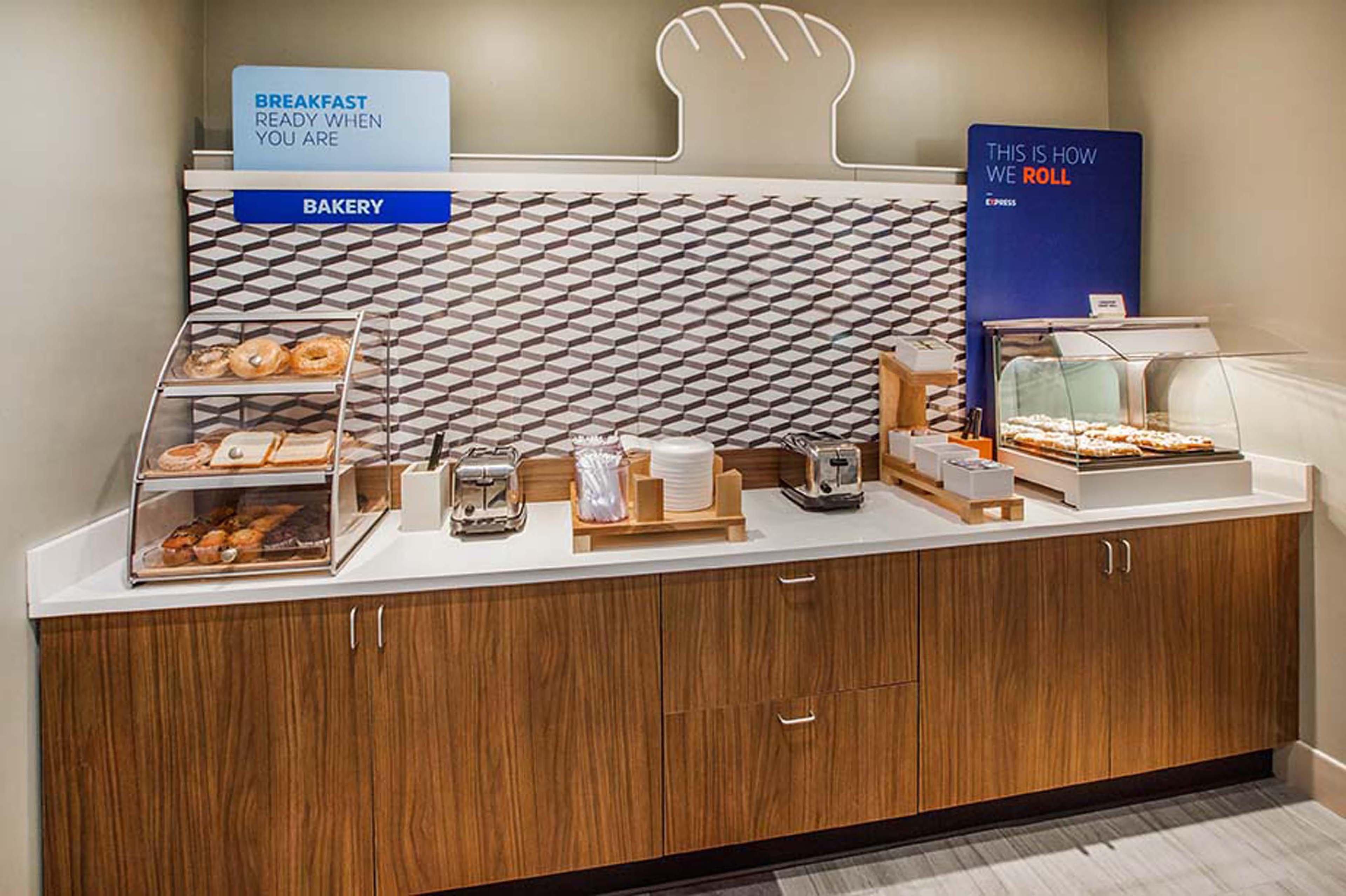 Holiday Inn Express & Suites Austin Nw - Four Points By Ihg Екстериор снимка